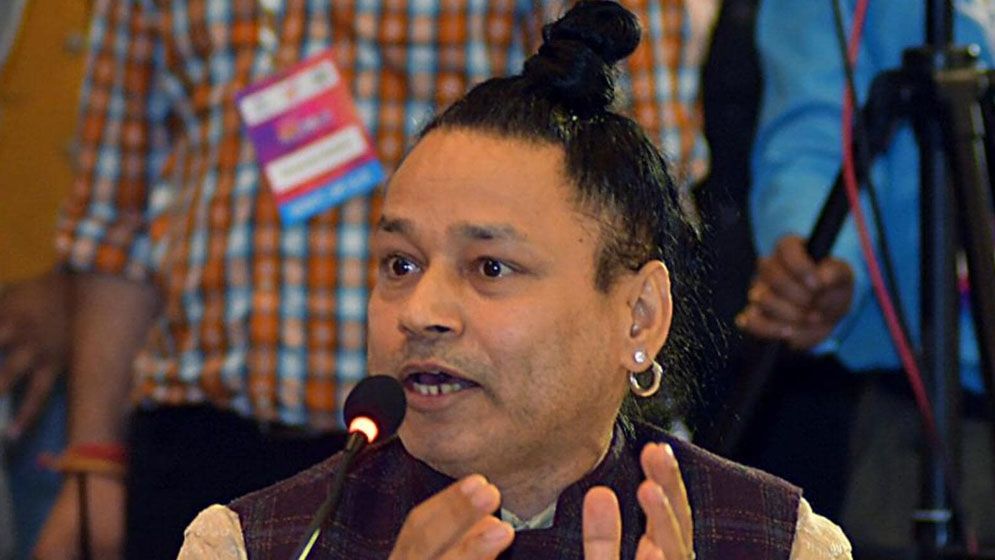 মঞ্চে গান অনুরোধে ক্ষুব্ধ কৈলাস খের