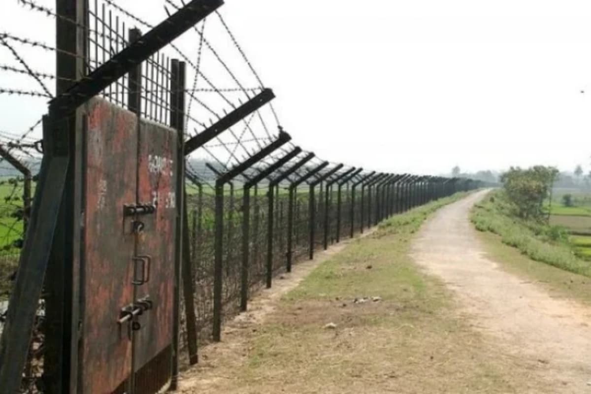 মহেশপুর সীমান্তে তিন বাংলাদেশি আটক ঘটনা
