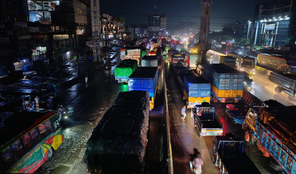 মাতুয়াইলে পাম্পে গাড়ির ধীরগতি ১২ কিলোমিটার যানজট মাতুয়াইলে পাম্পে গাড়ির ধীরগতি, ১২ কিলোমিটার যানজট