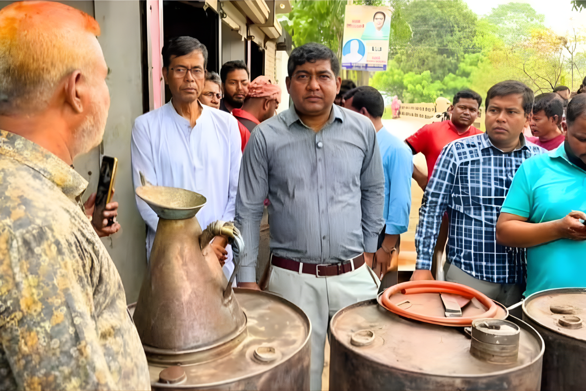 মানিকগঞ্জে জ্বালানি তেল নিয়ে অনিয়ম: দুই ব্যবসায়ীকে জরিমানা