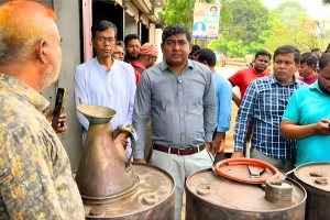 মানিকগঞ্জে জ্বালানি তেল নিয়ে অনিয়ম: দুই ব্যবসায়ীকে জরিমানা