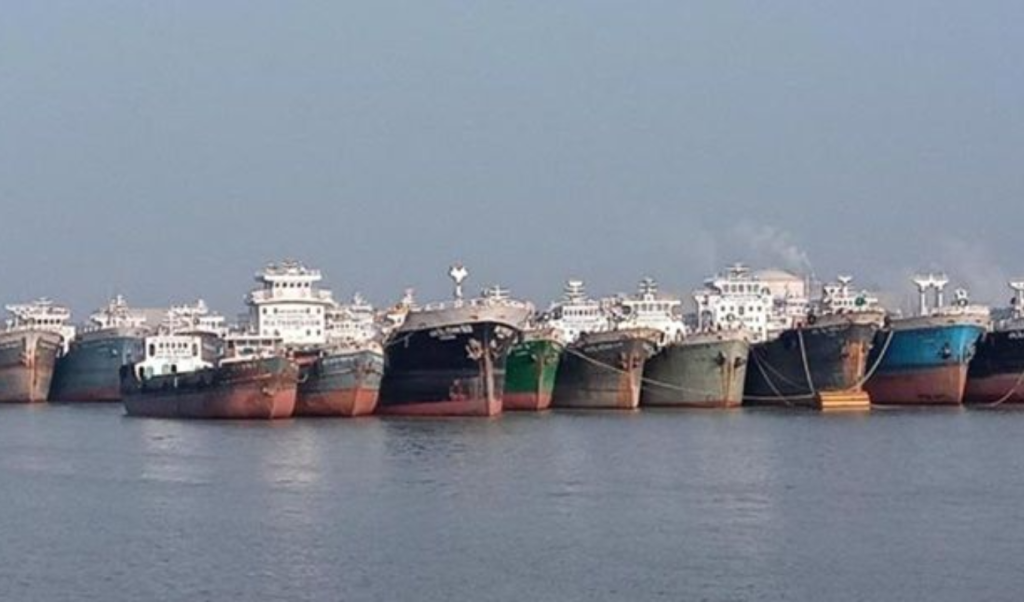 মোংলা বন্দরে লাইটার জাহাজ জ্বালানি সংকটে স্থবির মোংলা বন্দরে লাইটার জাহাজ জ্বালানি সংকটে স্থবির