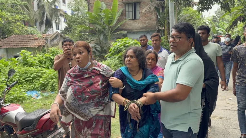 যশোরে মাকে হত্যার অভিযোগে মেয়ে আটক নেপথ্যে মানসিক অসুস্থতা যশোরে মাকে হত্যার অভিযোগে মেয়ে আটক: নেপথ্যে মানসিক অসুস্থতা