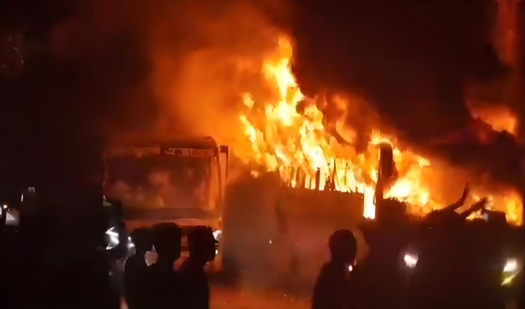 রাউজানে দুর্ঘটনার পর বাসে অগ্নিসংযোগ রাউজানে দুর্ঘটনার পর বাসে অগ্নিসংযোগ