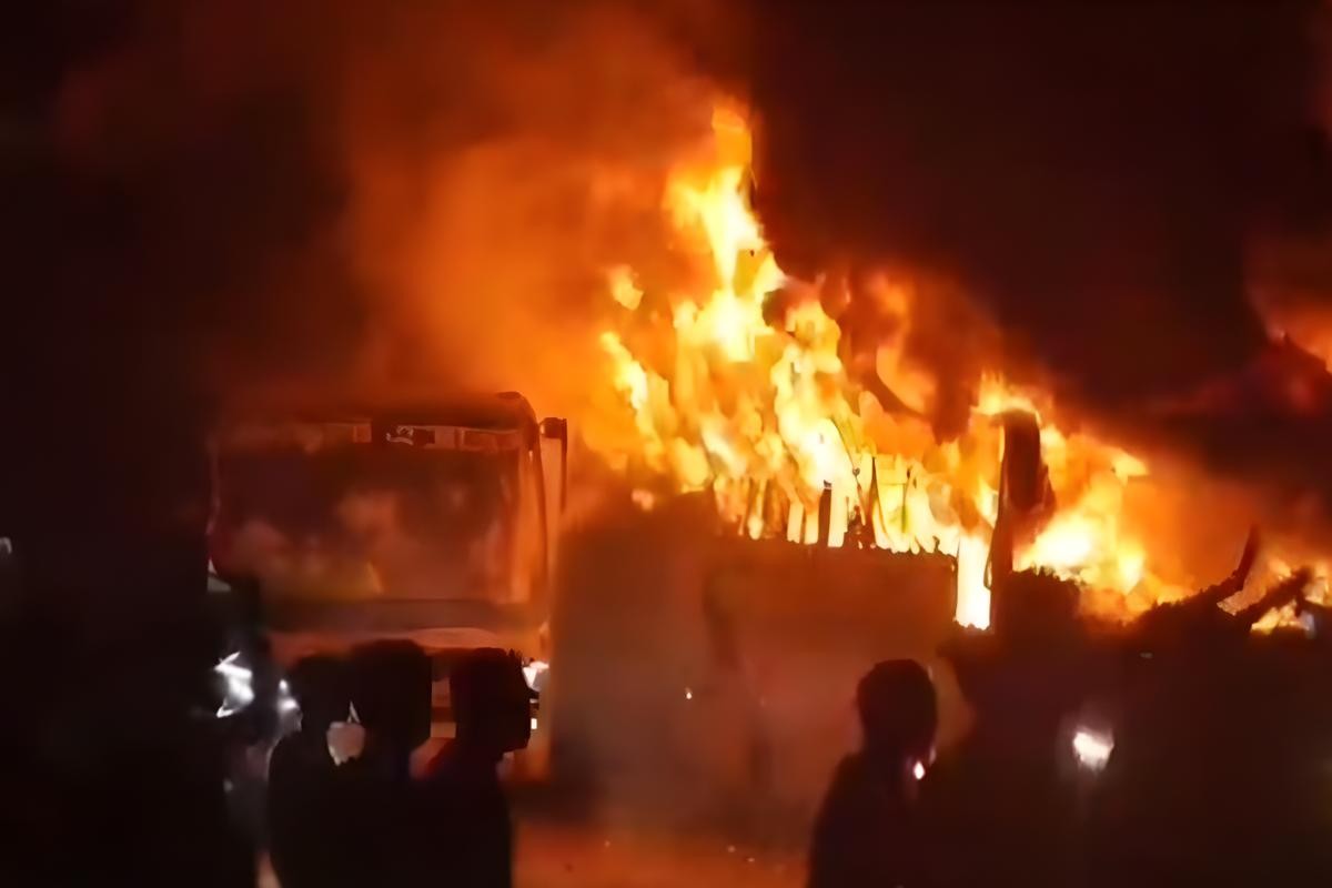 রাউজানে দুর্ঘটনার পর বাসে অগ্নিসংযোগ