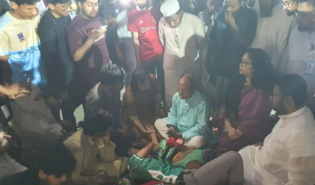 রাজু ভাস্কর্যে অনশনরত শিক্ষার্থীদের সঙ্গে ঢাবি উপাচার্যের বৈঠক ও উত্তেজনা রাজু ভাস্কর্যে অনশনরত শিক্ষার্থীদের সঙ্গে ঢাবি উপাচার্যের বৈঠক ও উত্তেজনা