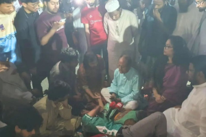 রাজু ভাস্কর্যে অনশনরত শিক্ষার্থীদের সঙ্গে ঢাবি উপাচার্যের বৈঠক ও উত্তেজনা