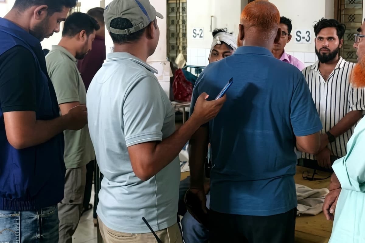 রাস্তায় কুপিয়ে যুবক জখম, রক্তাক্ত অবস্থায় থানায় গিয়ে প্রাণরক্ষা