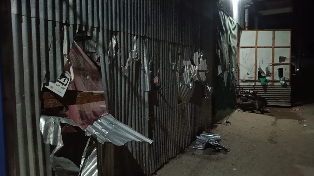 রূপগঞ্জে গ্যারেজ ও বাড়িতে সন্ত্রাসী হামলা রূপগঞ্জে গ্যারেজ ও বাড়িতে সন্ত্রাসী হামলা