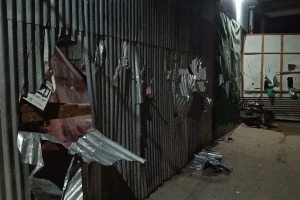 রূপগঞ্জে গ্যারেজ ও বাড়িতে সন্ত্রাসী হামলা