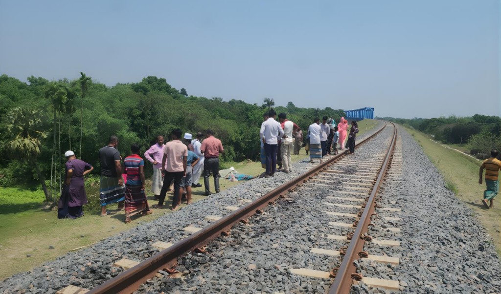 রেললাইন পার হতে গিয়ে প্রাণহানি রেললাইন পার হতে গিয়ে প্রাণহানি