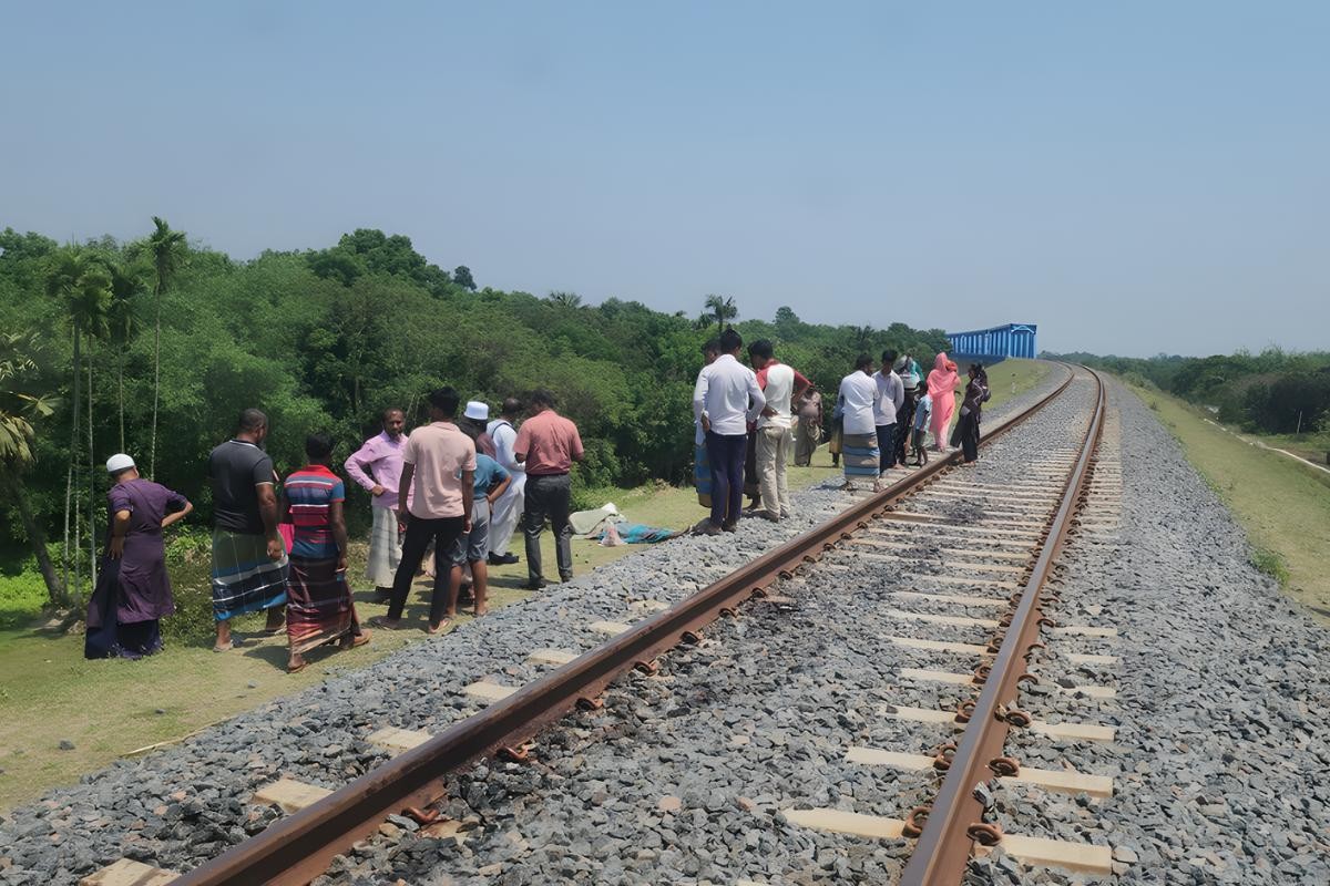 রেললাইন পার হতে গিয়ে প্রাণহানি