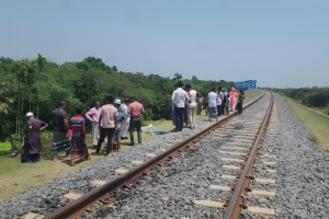 রেললাইন পার হতে গিয়ে প্রাণহানি