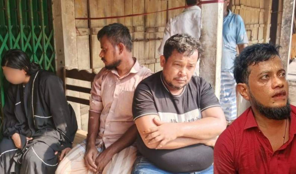 সাতকানিয়ায় ওঝাকে ব্ল্যাকমেইল করে চাঁদা দাবির ঘটনায় ৪ জন আটক সাতকানিয়ায় ওঝাকে ব্ল্যাকমেইল করে চাঁদা দাবির ঘটনায় ৪ জন আটক