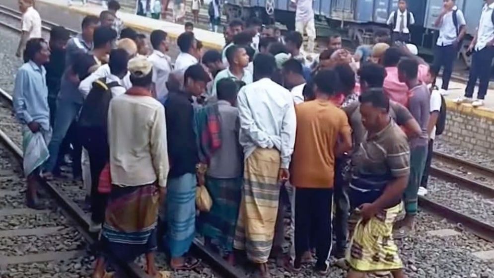 সিরাজগঞ্জে চলন্ত ট্রেনে দুর্ঘটনায় যাত্রীর মর্মান্তিক মৃত্যু ঘটল