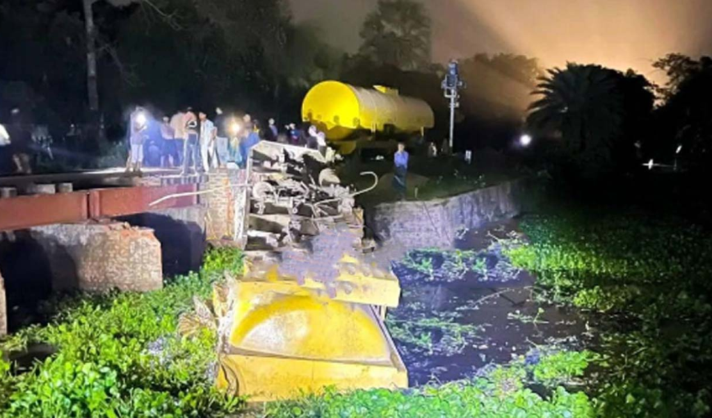 সিলেট ঢাকা রেল যোগাযোগ বিঘ্ন তেলবাহী ট্রেন লাইনচ্যুত সিলেট-ঢাকা রেল যোগাযোগ বিঘ্ন, তেলবাহী ট্রেন লাইনচ্যুত