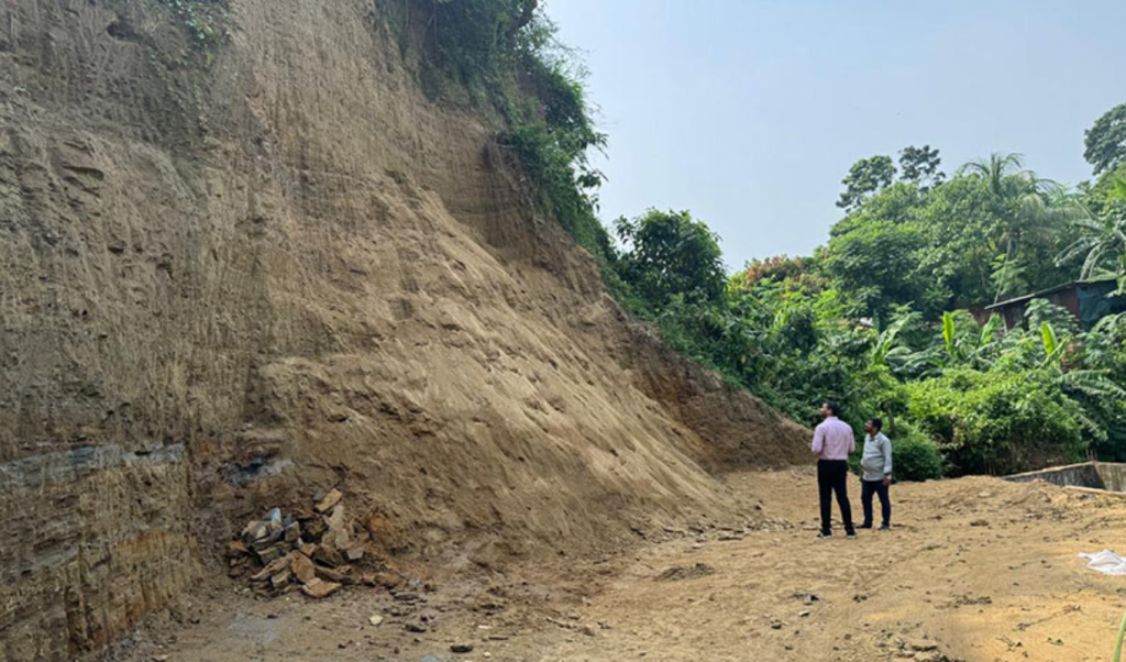 সীতাকুণ্ডে পাহাড় কাটায় প্রতিবাদে চাঁদাবাজি মামলা আটক দুই সীতাকুণ্ডে পাহাড় কাটায় প্রতিবাদে চাঁদাবাজি মামলা, আটক দুই