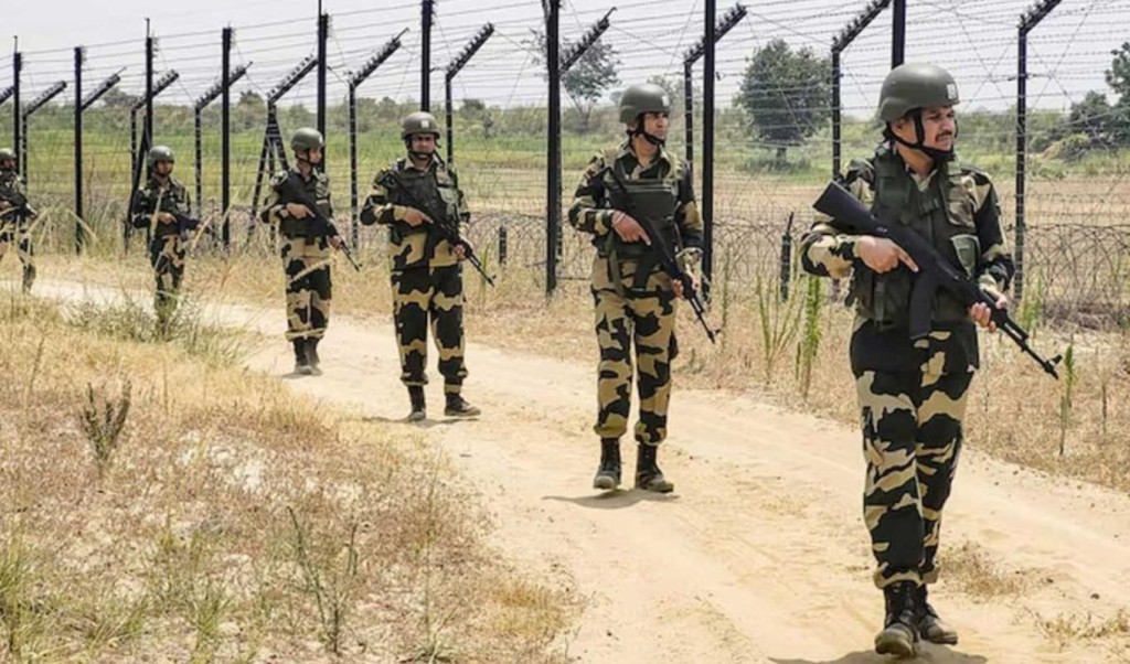 সীমান্তে বিএসএফের হাতে বাংলাদেশি যুবক আটক সীমান্তে বিএসএফের হাতে বাংলাদেশি যুবক আটক