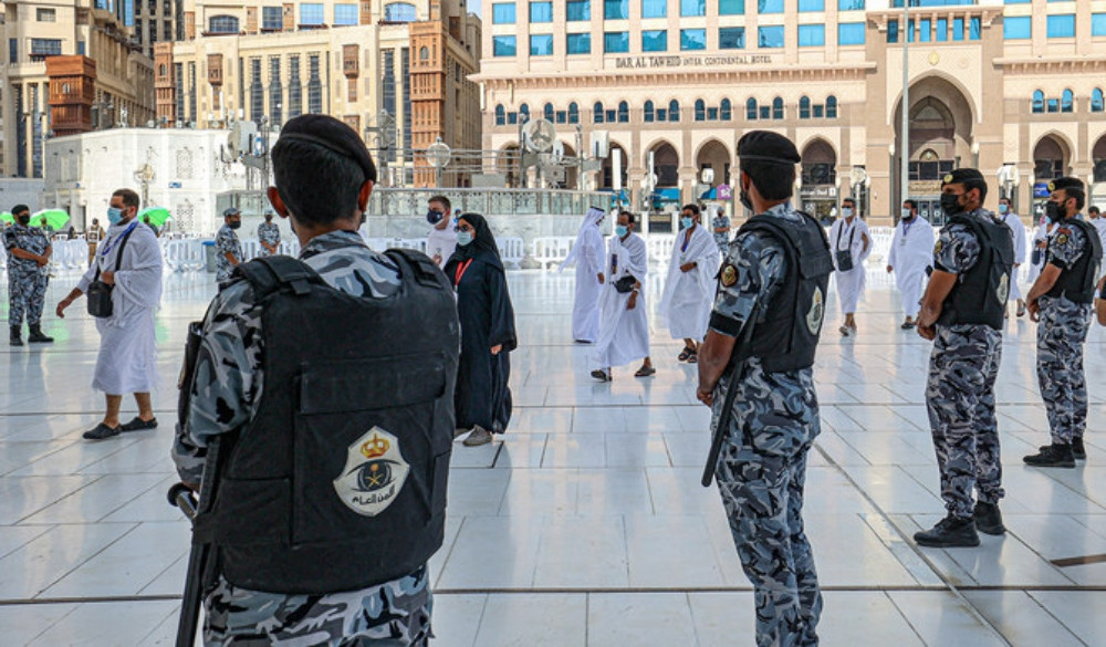 সৌদি আরবে অনুমতিবিহীন হজযাত্রী ও সহায়তাকারীদের জন্য কঠোর শাস্তির বিধান