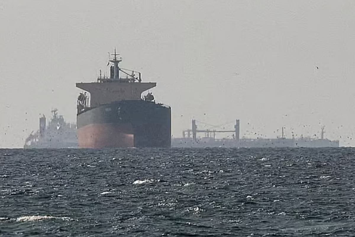 হরমুজ প্রণালিতে জাহাজ চলাচলে নতুন শর্ত ঘোষণা