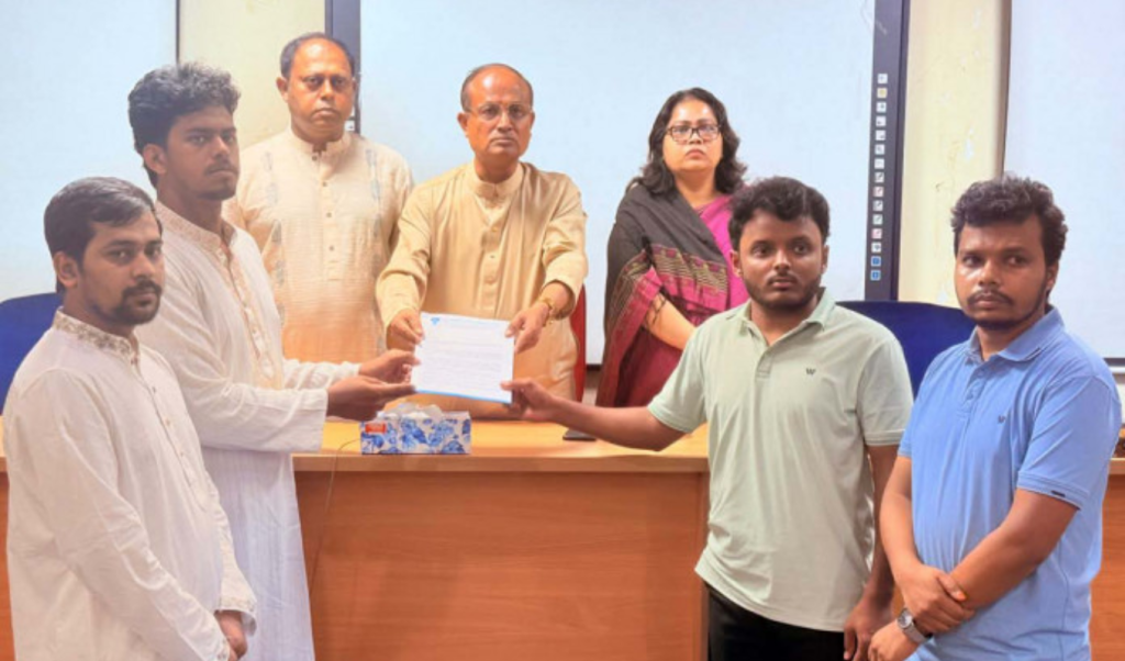 হামলার প্রতিবাদে ছাত্রদল বর্জনের ঘোষণা ঢাবি সাংবাদিক সমিতির হামলার প্রতিবাদে ছাত্রদল বর্জনের ঘোষণা ঢাবি সাংবাদিক সমিতির