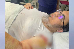 হাসপাতাল কর্মকর্তাকে ছুরিকাঘাত, ঢাকা মেডিকেলে চিকিৎসাধীন