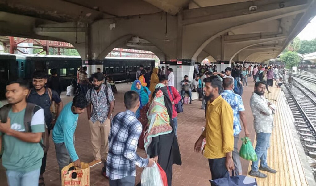 ঈদযাত্রার শেষ দিনে ট্রেনের সময়সূচি বিপর্যয়, দুর্ভোগে যাত্রীরা 3 ঈদযাত্রার শেষ দিনে ট্রেনের সময়সূচি বিপর্যয়, দুর্ভোগে যাত্রীরা