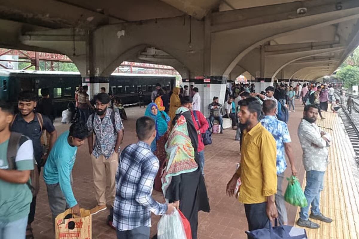 ঈদযাত্রার শেষ দিনে ট্রেনের সময়সূচি বিপর্যয়, দুর্ভোগে যাত্রীরা
