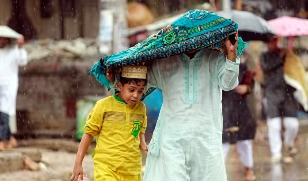ঈদের দিনে দেশের বিভিন্ন অঞ্চলে ভারী বৃষ্টির সম্ভাবনা ঈদের দিনে দেশের বিভিন্ন অঞ্চলে ভারী বৃষ্টির সম্ভাবনা