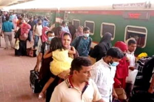 কমলাপুরে ঈদযাত্রায় ঘরমুখো ঢল