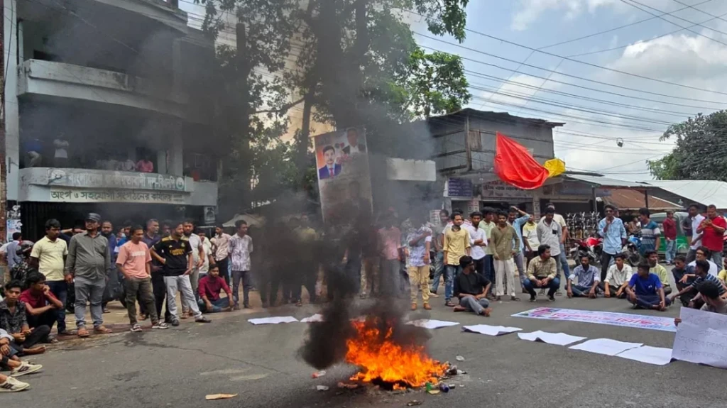 কমিটি বাতিলে রাঙ্গামাটিতে বিক্ষোভ কমিটি বাতিলে রাঙ্গামাটিতে বিক্ষোভ