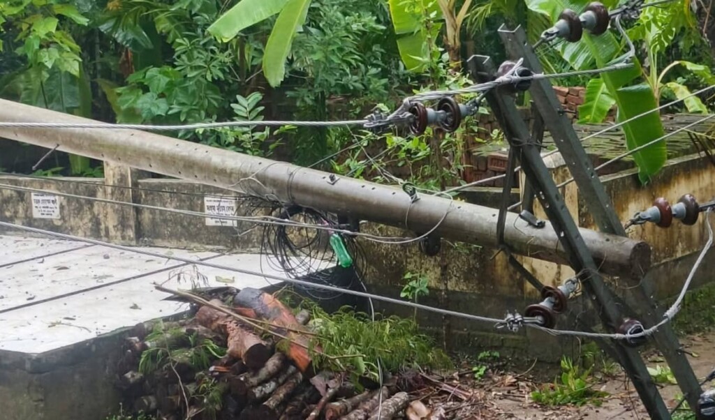 কালবৈশাখীর তাণ্ডবে মেহেন্দীগঞ্জ লণ্ডভণ্ড, বিদ্যুৎহীন চরাঞ্চলে চরম দুর্ভোগ 3 কালবৈশাখীর তাণ্ডবে মেহেন্দীগঞ্জ লণ্ডভণ্ড, বিদ্যুৎহীন চরাঞ্চলে চরম দুর্ভোগ