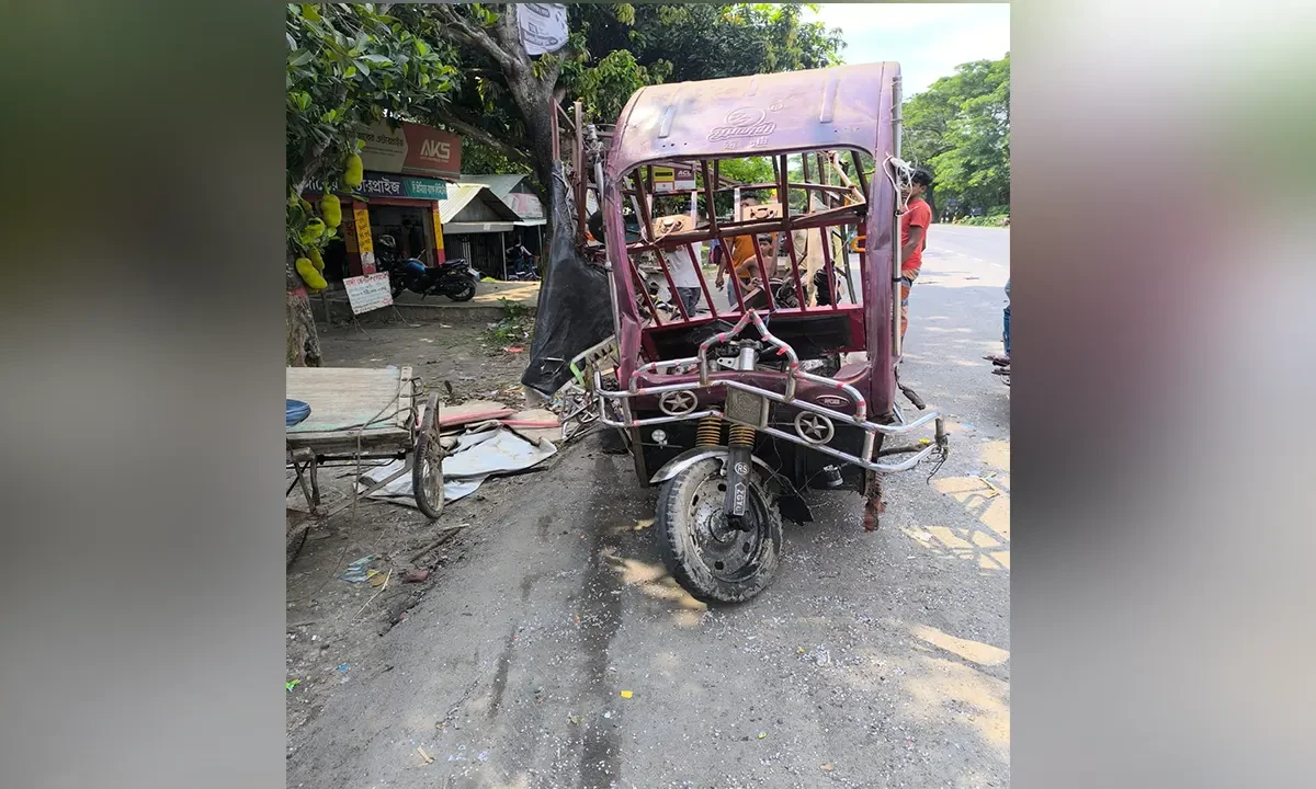 গোপালগঞ্জে ত্রিমুখী সড়ক দুর্ঘটনায় একজন নিহত পাঁচ আহত