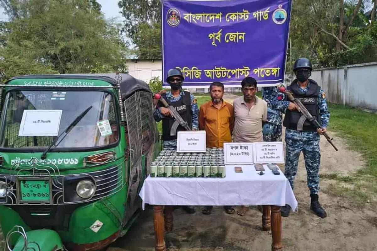 চট্টগ্রামে বিদেশি বিয়ারসহ দুই মাদক কারবারিকে আটক করেছে কোস্ট গার্ড