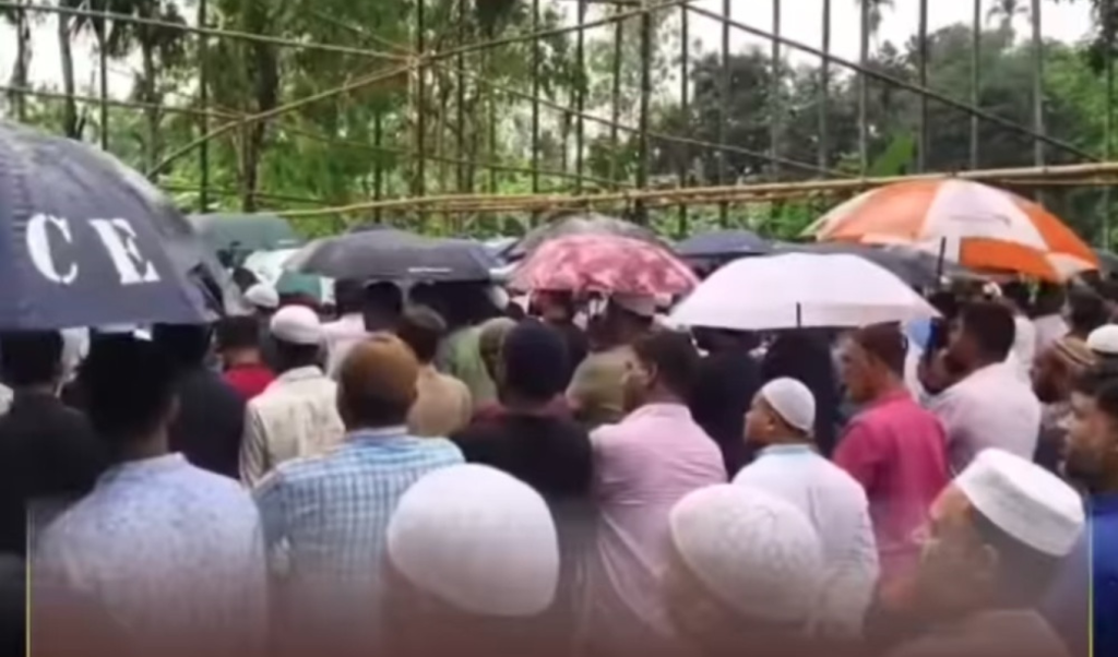 ছাত্রলীগ নেতা মোয়াজের জানাজায় উপচে পড়া মানুষের ভিড় ছাত্রলীগ নেতা মোয়াজের জানাজায় উপচে পড়া মানুষের ভিড়