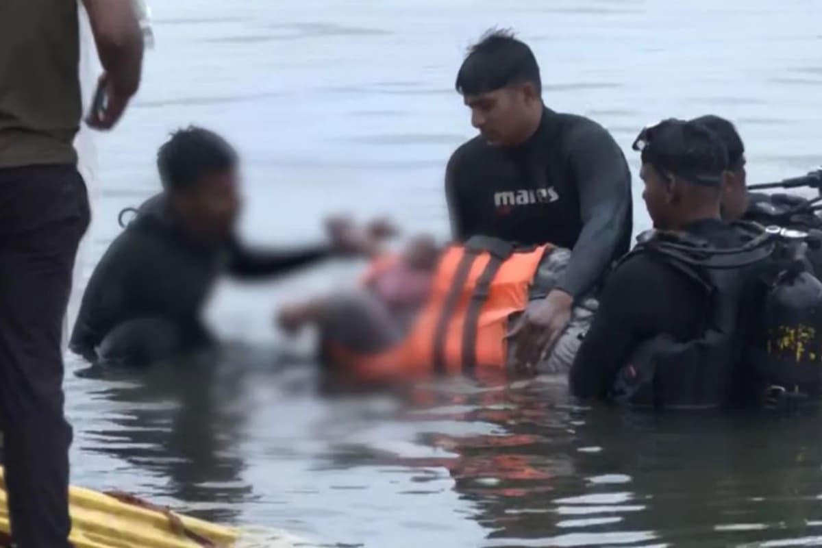 ঝড়ের তাণ্ডবে নৌকাডুবি, মা-ছেলের প্রাণহানি