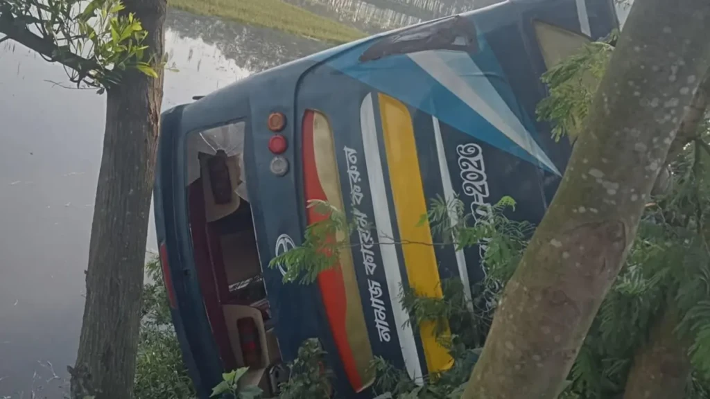 ঠুটিয়াপাকুরে বাস দুর্ঘটনায় নারী নিহত আহত ১৫ ঠুটিয়াপাকুরে বাস দুর্ঘটনায় নারী নিহত, আহত ১৫