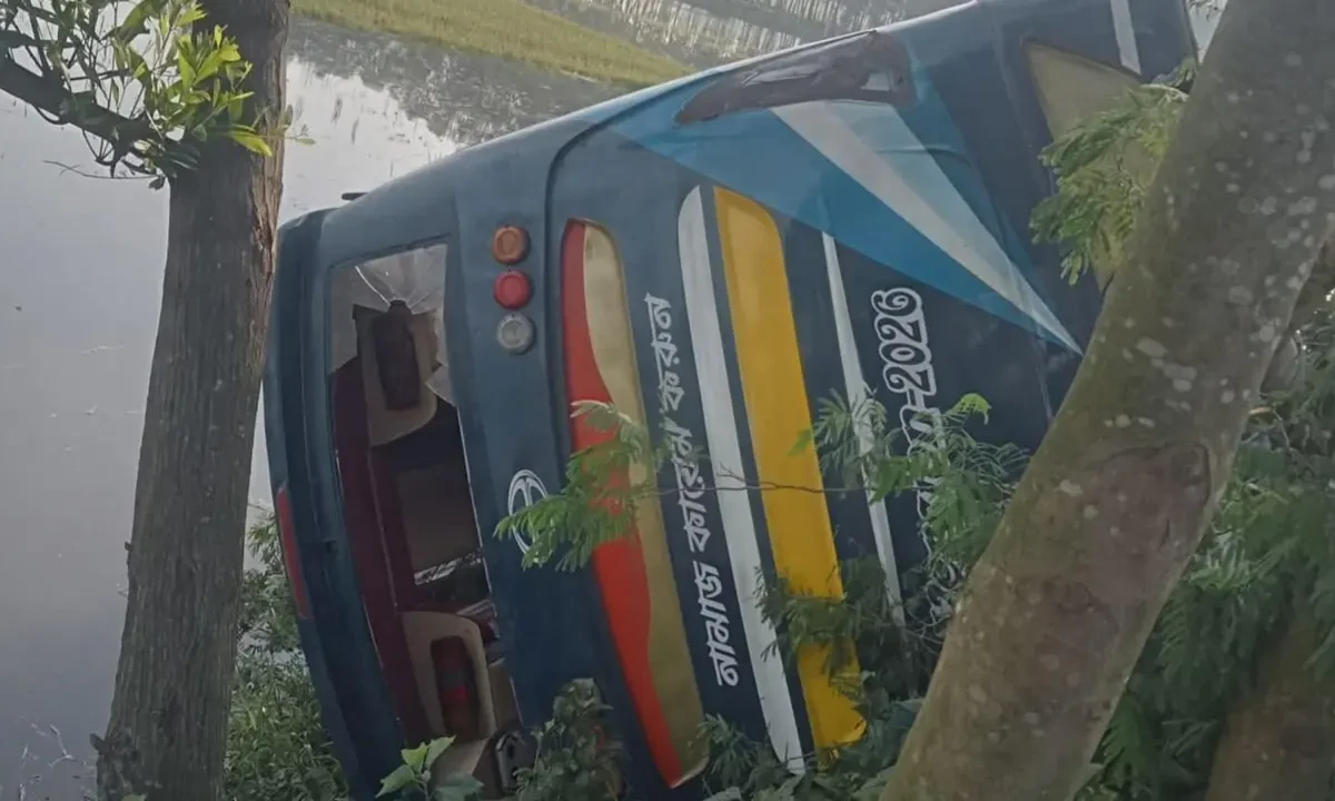 ঠুটিয়াপাকুরে বাস দুর্ঘটনায় নারী নিহত, আহত ১৫