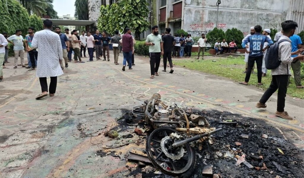 ডুয়েটে নতুন উপাচার্য নিয়োগের প্রতিবাদে ব্লকেড কর্মসূচি ও সংঘর্ষ 4 ডুয়েটে নতুন উপাচার্য নিয়োগের প্রতিবাদে ব্লকেড কর্মসূচি ও সংঘর্ষ