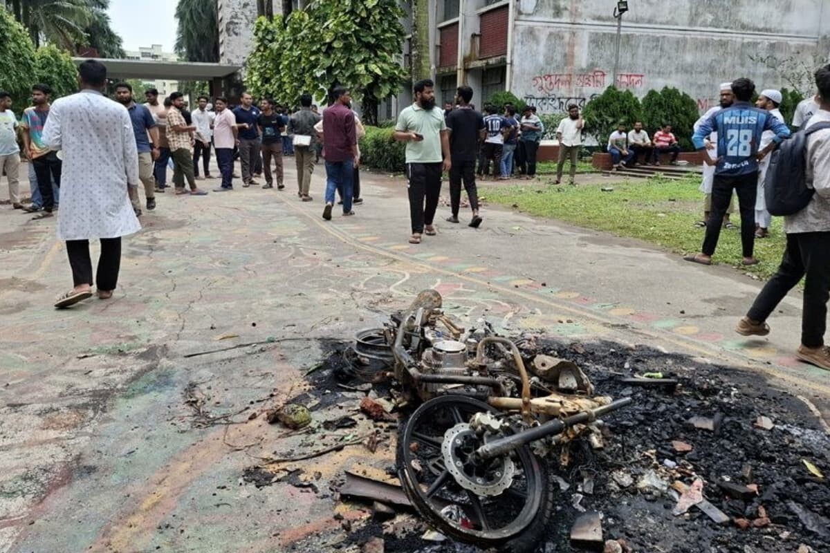 ডুয়েটে নতুন উপাচার্য নিয়োগের প্রতিবাদে ব্লকেড কর্মসূচি ও সংঘর্ষ
