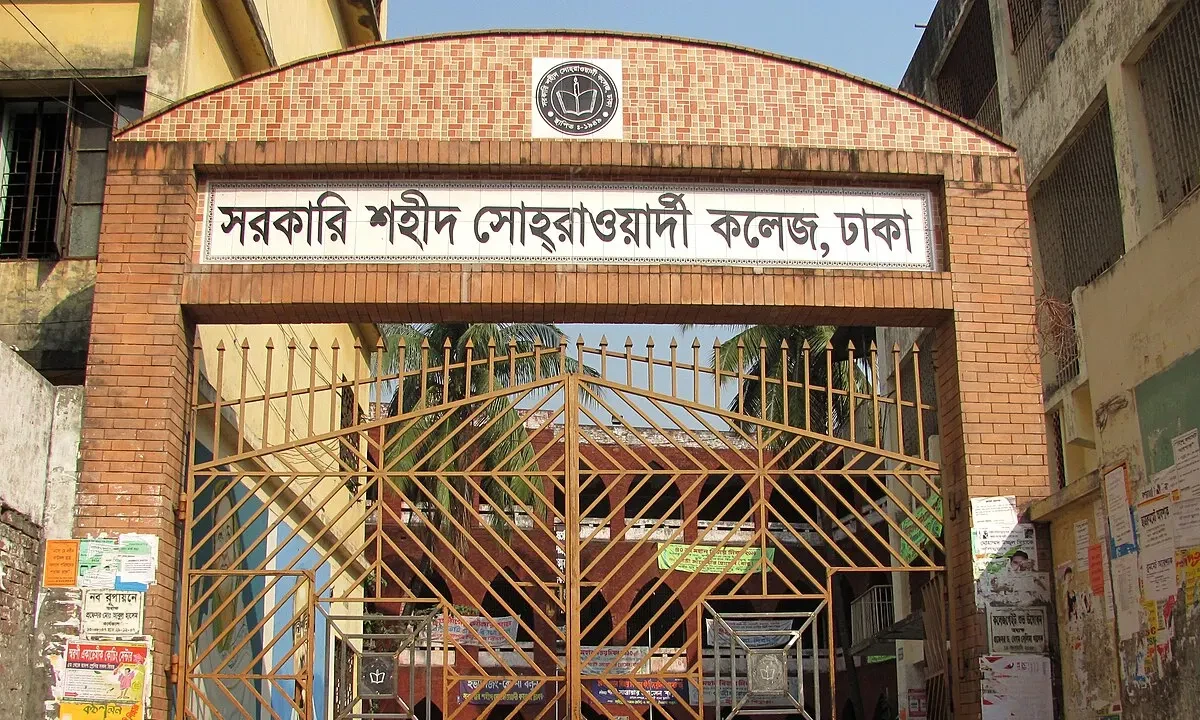 ডেমরায় উল্টো ট্রাকে কলেজ শিক্ষার্থী নিহত
