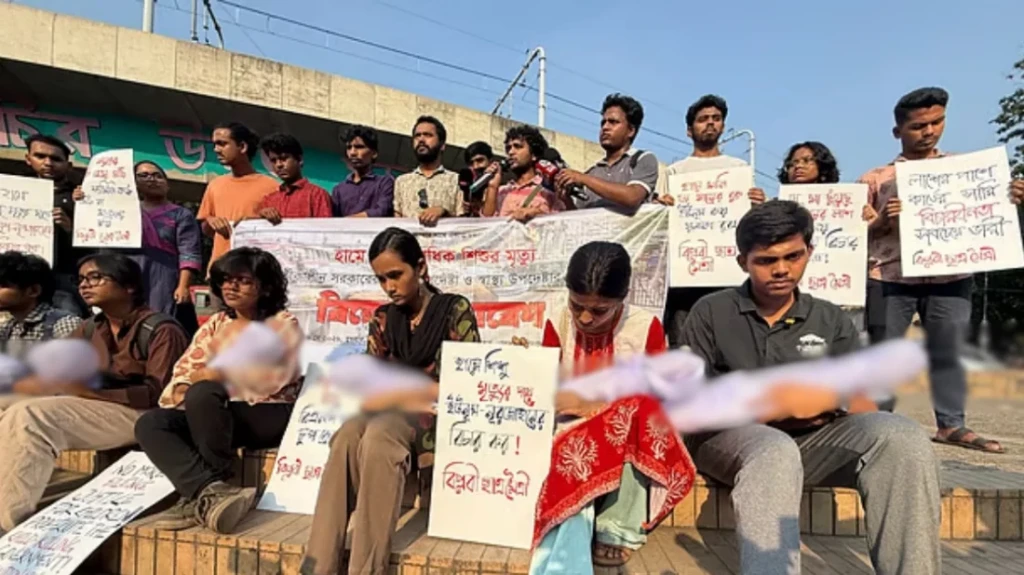 ঢাবিতে ড. ইউনূসের বিচারের দাবিতে বিক্ষোভ সমাবেশ ঢাবিতে ড. ইউনূসের বিচারের দাবিতে বিক্ষোভ সমাবেশ