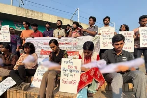 ঢাবিতে ড. ইউনূসের বিচারের দাবিতে বিক্ষোভ সমাবেশ