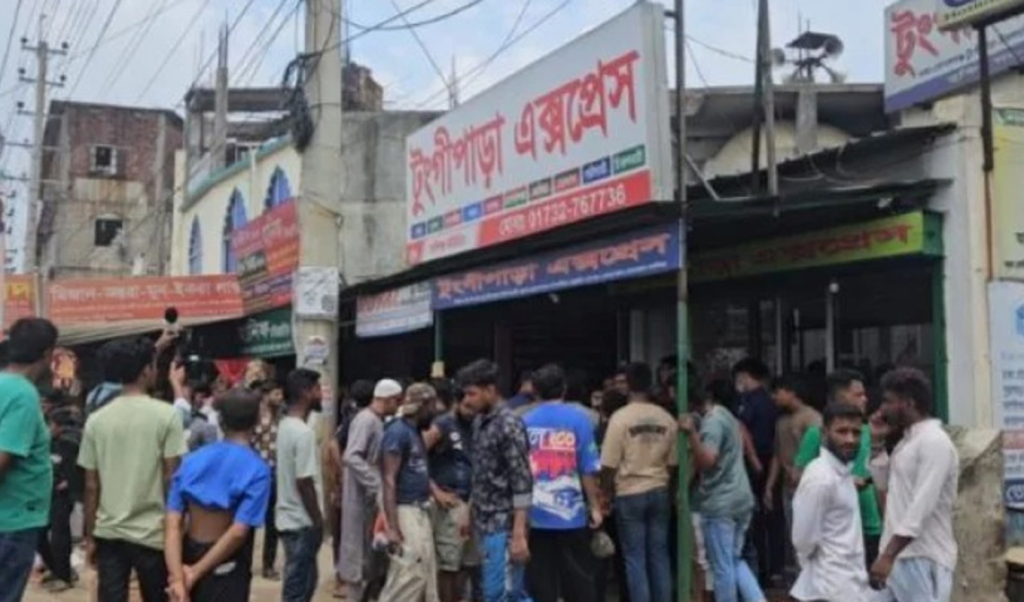 তেঘরিয়া বাসস্ট্যান্ডে চাঁদাবাজি নিয়ে দুই পক্ষের রক্তক্ষয়ী সংঘর্ষ তেঘরিয়া বাসস্ট্যান্ডে চাঁদাবাজি নিয়ে দুই পক্ষের রক্তক্ষয়ী সংঘর্ষ