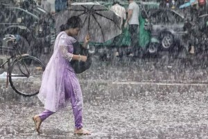 দেশের ১৩ অঞ্চলে ঝড়ো হাওয়া বজ্রবৃষ্টির সতর্কতা