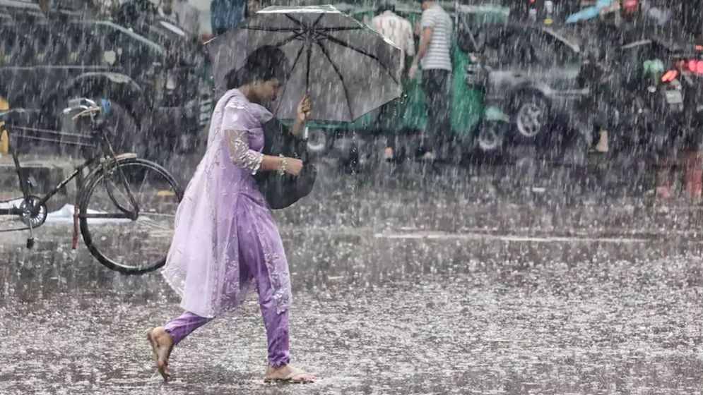 দেশের ১৩ অঞ্চলে ঝড়ো হাওয়া বজ্রবৃষ্টির সতর্কতা