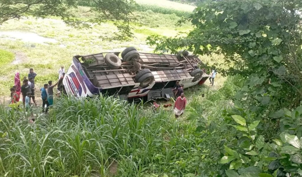 নগরকান্দায় যাত্রীবাহী বাস নিয়ন্ত্রণ হারিয়ে খাদে, আহত তেইশ 4 নগরকান্দায় যাত্রীবাহী বাস নিয়ন্ত্রণ হারিয়ে খাদে, আহত তেইশ