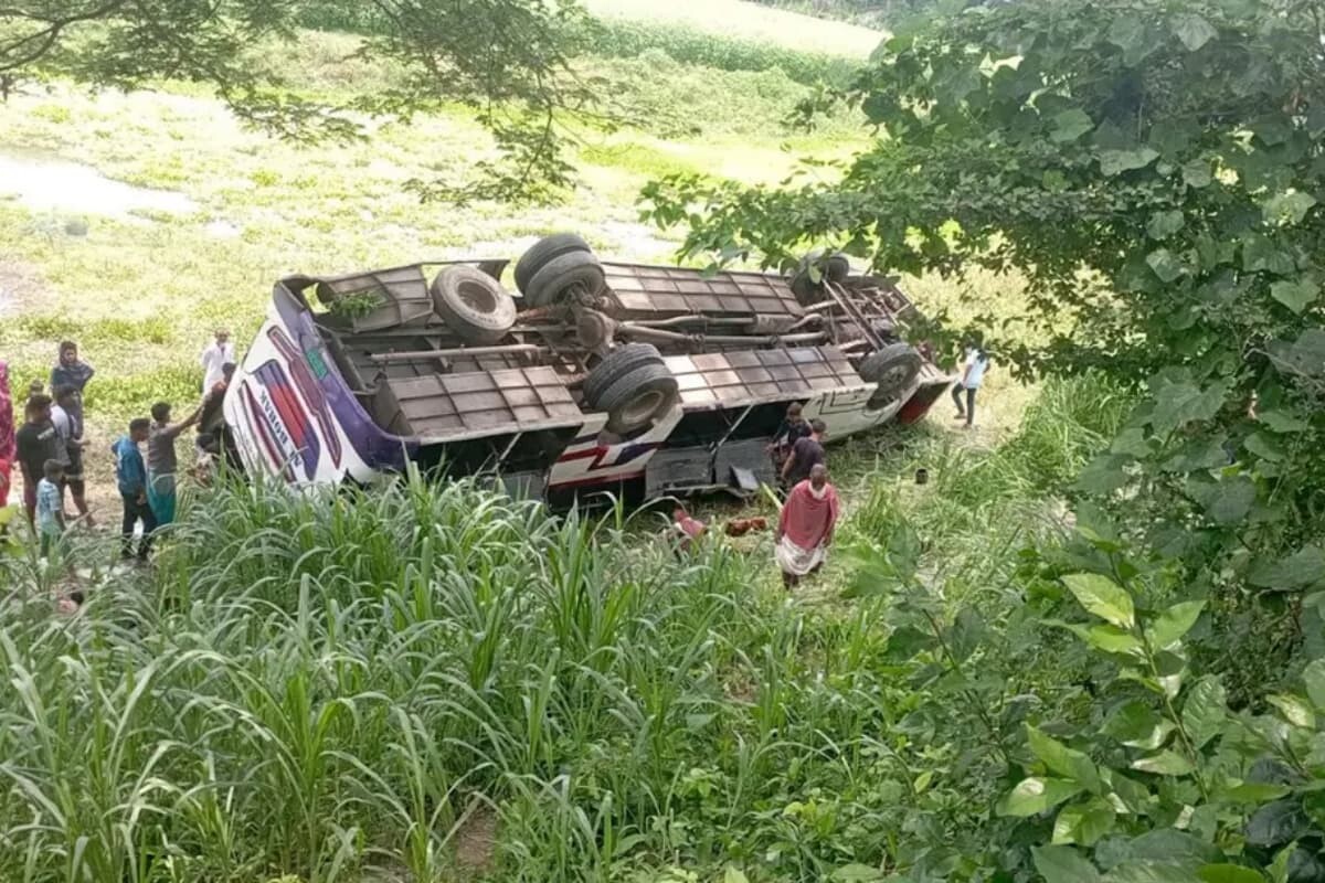 নগরকান্দায় যাত্রীবাহী বাস নিয়ন্ত্রণ হারিয়ে খাদে, আহত তেইশ