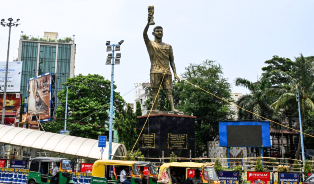 নিরাপত্তা শঙ্কায় সরানো হচ্ছে কলকাতার মেসি ভাস্কর্য নিরাপত্তা শঙ্কায় সরানো হচ্ছে কলকাতার মেসি ভাস্কর্য