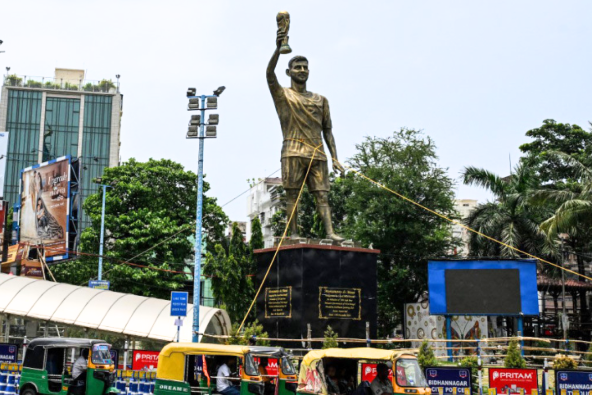 নিরাপত্তা শঙ্কায় সরানো হচ্ছে কলকাতার মেসি ভাস্কর্য